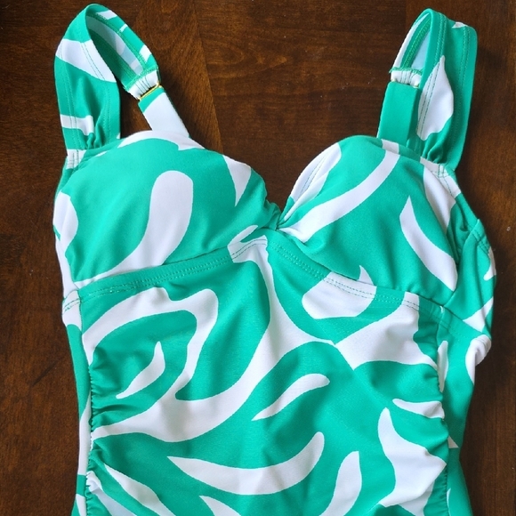 Shade & Shore Green and White One‎ Piece Swimsuit - Picture 4 of 5